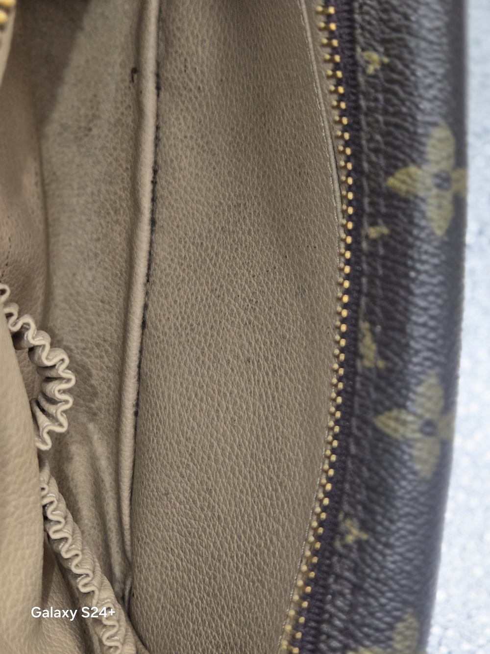 ✨ Authentic Louis Vuitton Monogram Cosmetic Pouch Trousse 23 ✨ - Picture 7 of 8